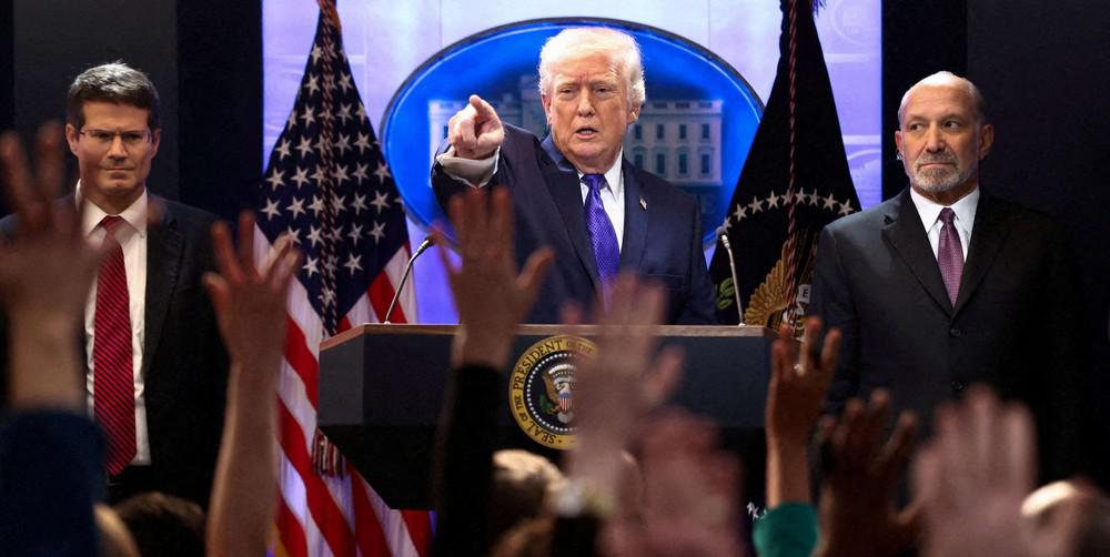 ترامب يقرر رفع الرسوم الجمركية العالمية إلى 15%